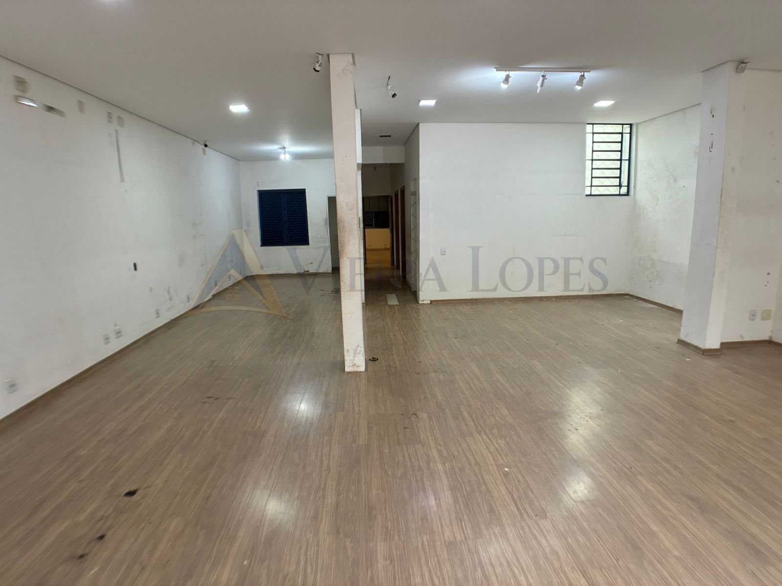 Lindo salão comercial para venda ou locaçao na Av. Orosimbo Maia