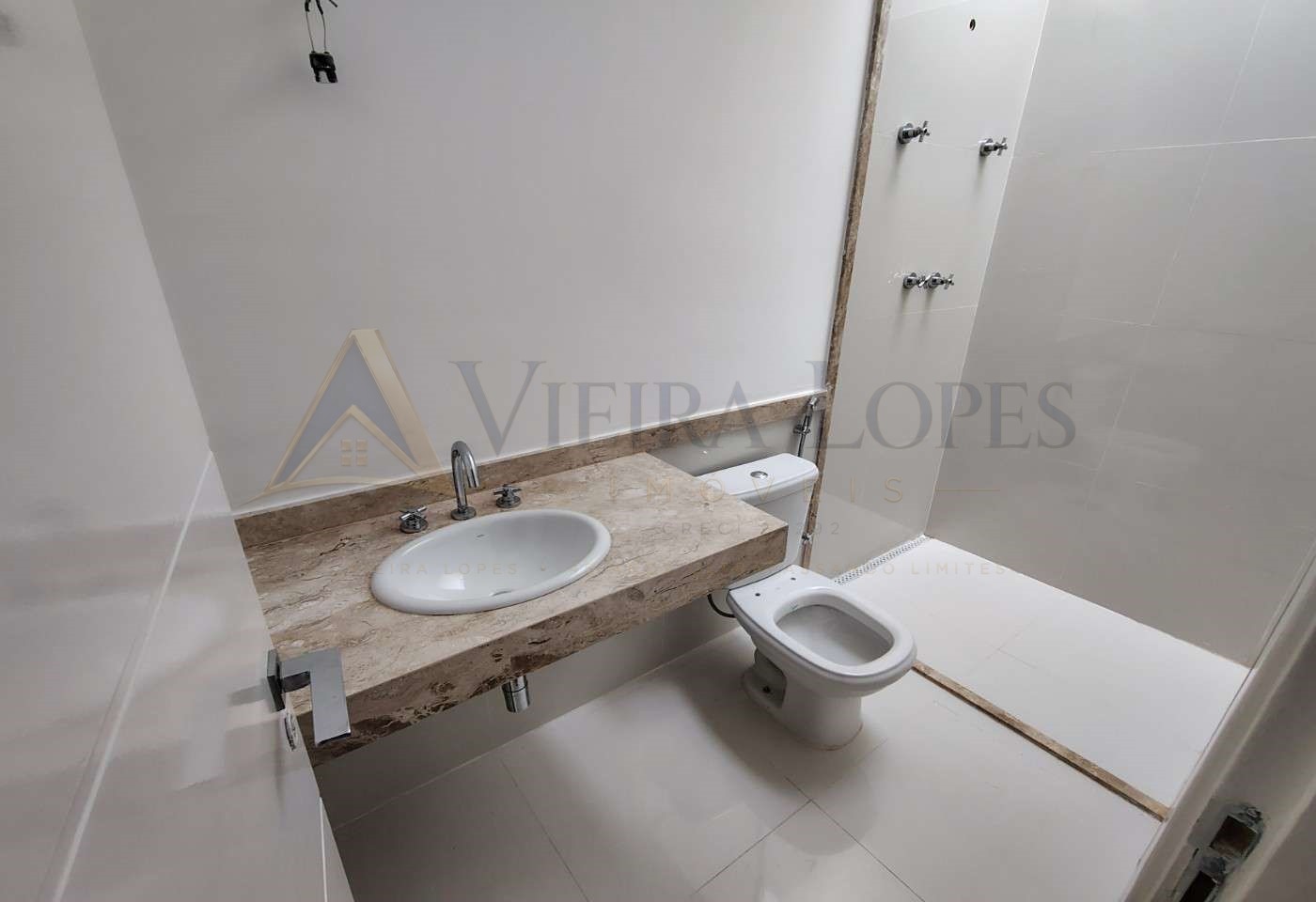 Sobrado novo Alphaville extra muro alto padrão para venda