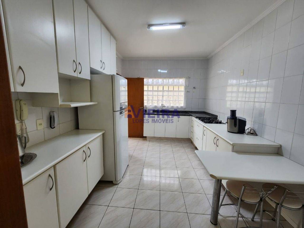 Linda casa mobiliada Alphaville extra muro