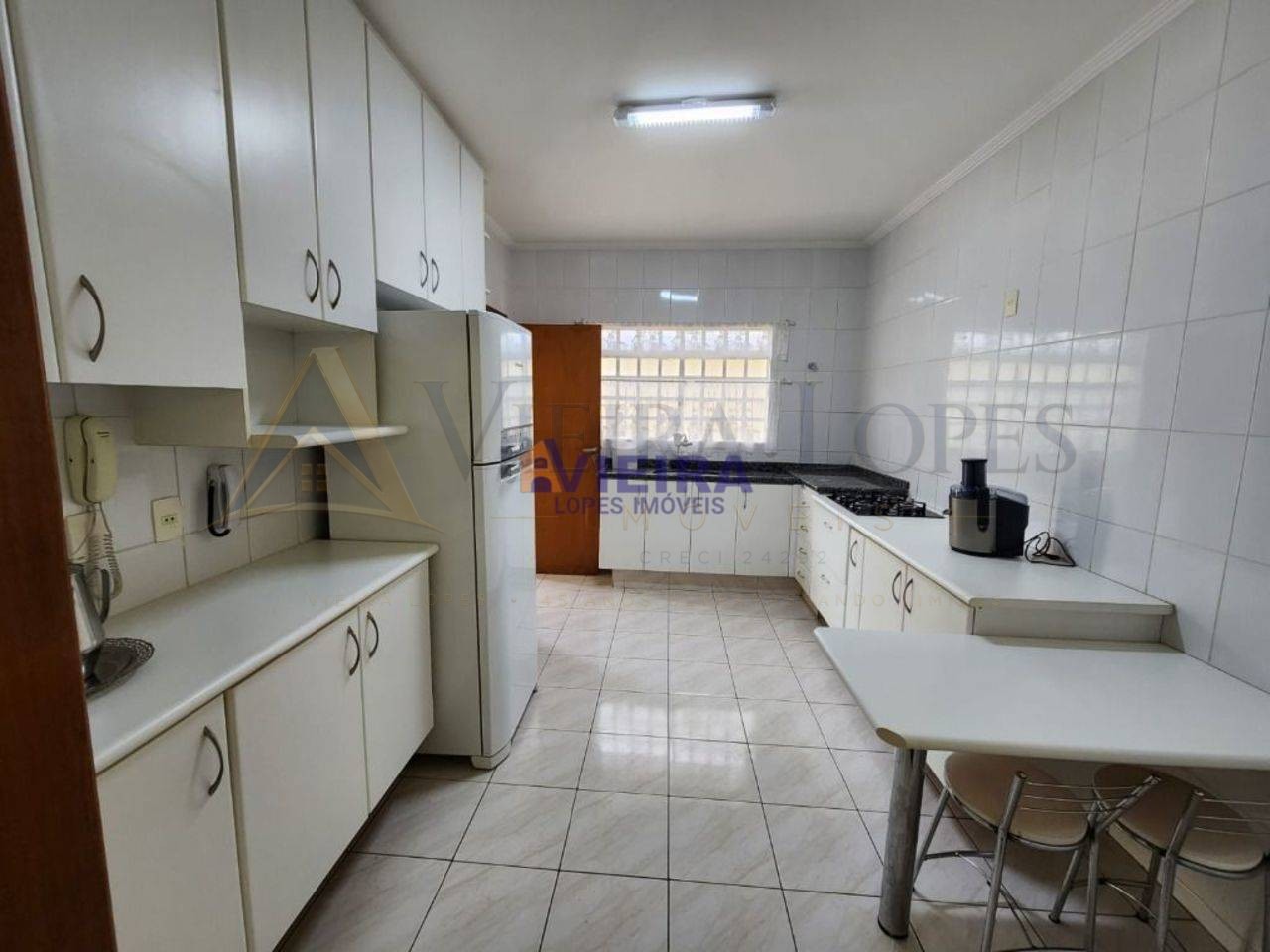 Linda casa mobiliada Alphaville extra muro