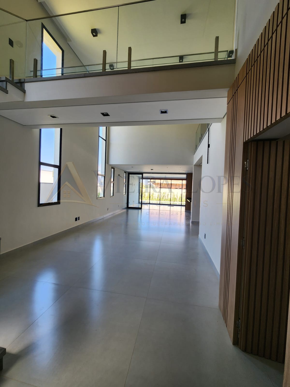 Sobrado de Alto Padrão em Condomínio Fechado - 350m² de Sofisticação e Lazer